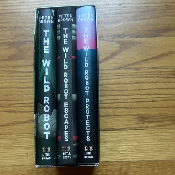 New The Wild Robot Boxed Set by - Green and Black - Picture 2 of 4